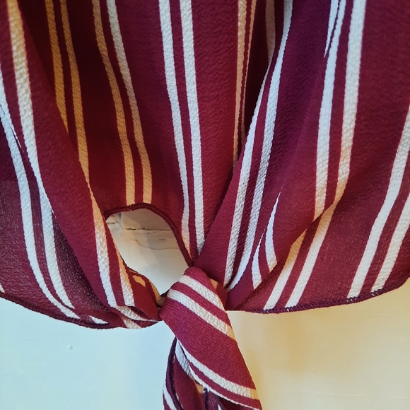 SOLD SALE BUNDLE 3 FOR 16$ Burgundy and white light top - Picture 5 of 9
